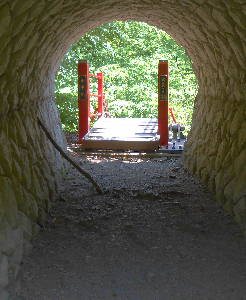 吊橋手前の小さなトンネル