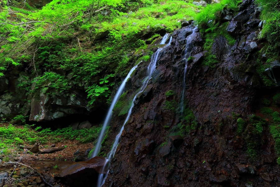 山崖の滝3