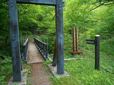 遊歩道入口の吊り橋