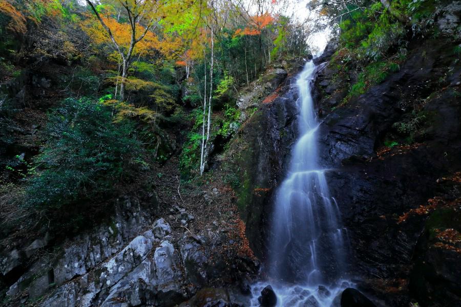 白糸の滝（しらいとのたき）・【愛媛県東温市】