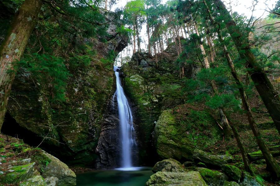 龍王の滝（りゅうおうのたき）【高知県長岡郡大豊町佐賀山町】　《日本の滝百選》