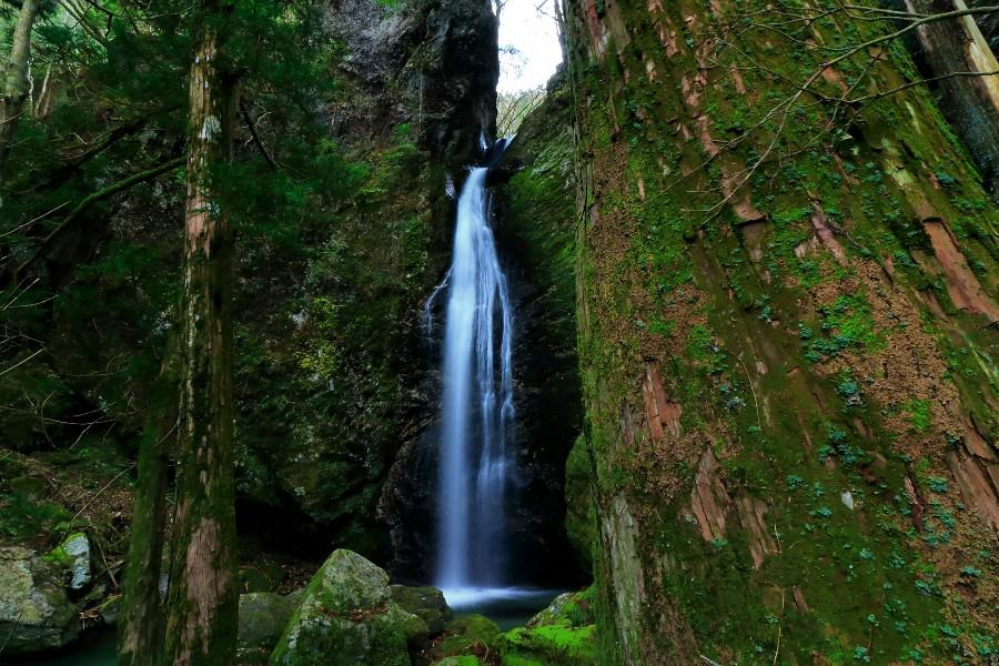 龍王の滝（りゅうおうのたき）【高知県長岡郡大豊町佐賀山町】　《日本の滝百選》