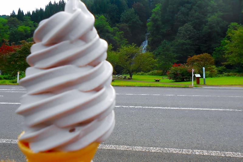 山ぶどうソフトクリームと七滝 (ななたき) 《日本の滝百選》 【秋田県小坂町】