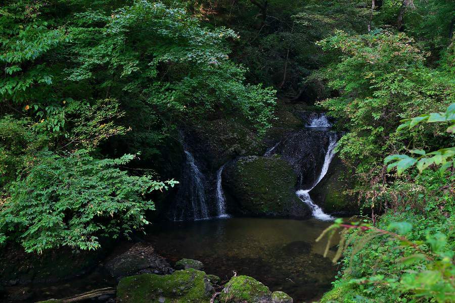 白糸二段の滝（しらいとにだんのたき）【秋田県藤里町】