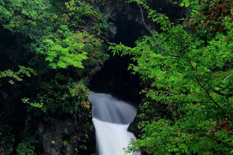 くぐり滝　【山形県南陽市】