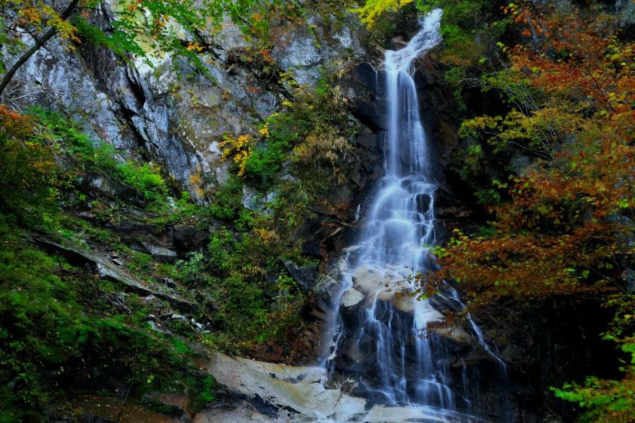 黒戸噴水滝　（くろどふんすいたき）　【山梨県北杜市】