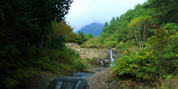 擬岩壁（堰堤）